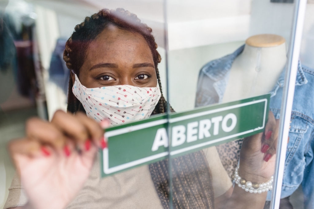 AFRO WOMAN, PANDEMIC, VIRUS, OPEN COMMERCE, SHOP