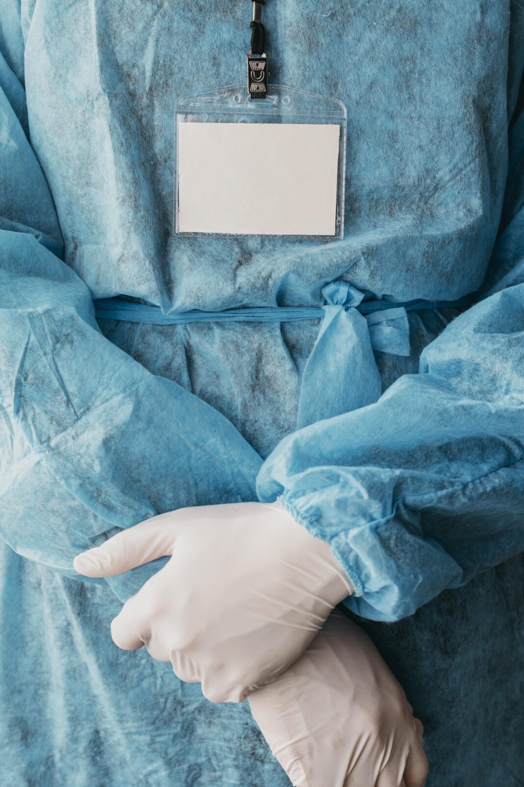 medico-usando-roupa-de-protecao