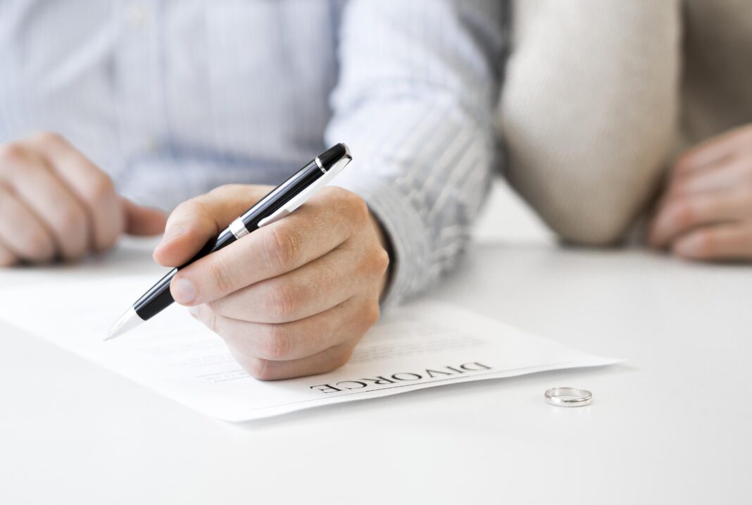 married-couple-signing-divorce-contract