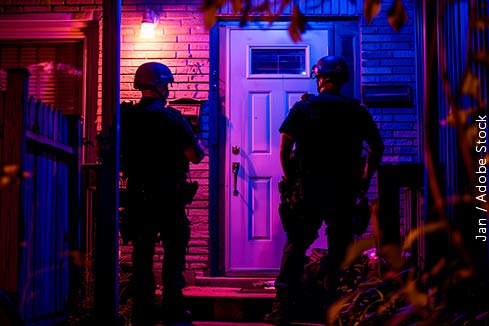 policiais-entrando-casa-15042025