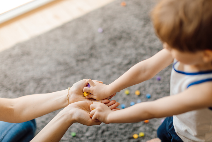 Development of fine motor skills. Game with development of mathematical skills and the ability to count. Hand in hand.
