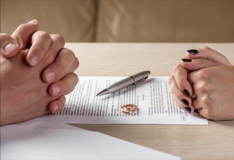 maos-de-homem-e-de-mulher-ao-assinarem-o-divorcio-05082025